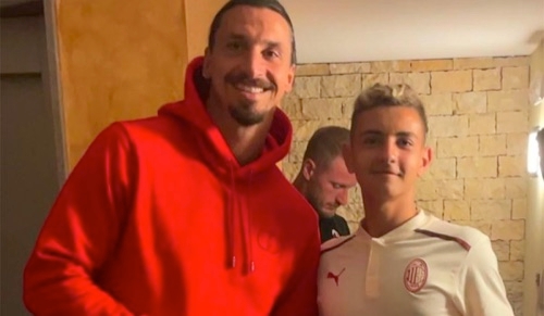Sogno in rossonero Il quindicenne assieme a Ibrahimovic. Accanto, foto con “l’altro Gaùcho” sul profilo Instagram di Amaral